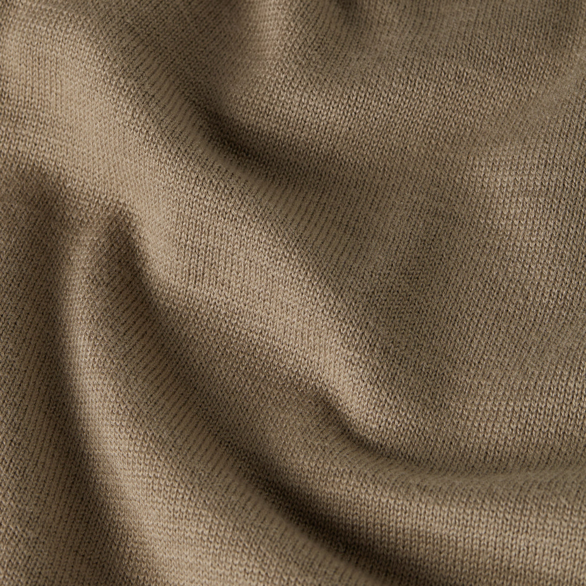 El suéter de punto Core Refined Half Zip tiene cuello alzado con cierre de media cremallera, con un diseño versátil y moderno.
