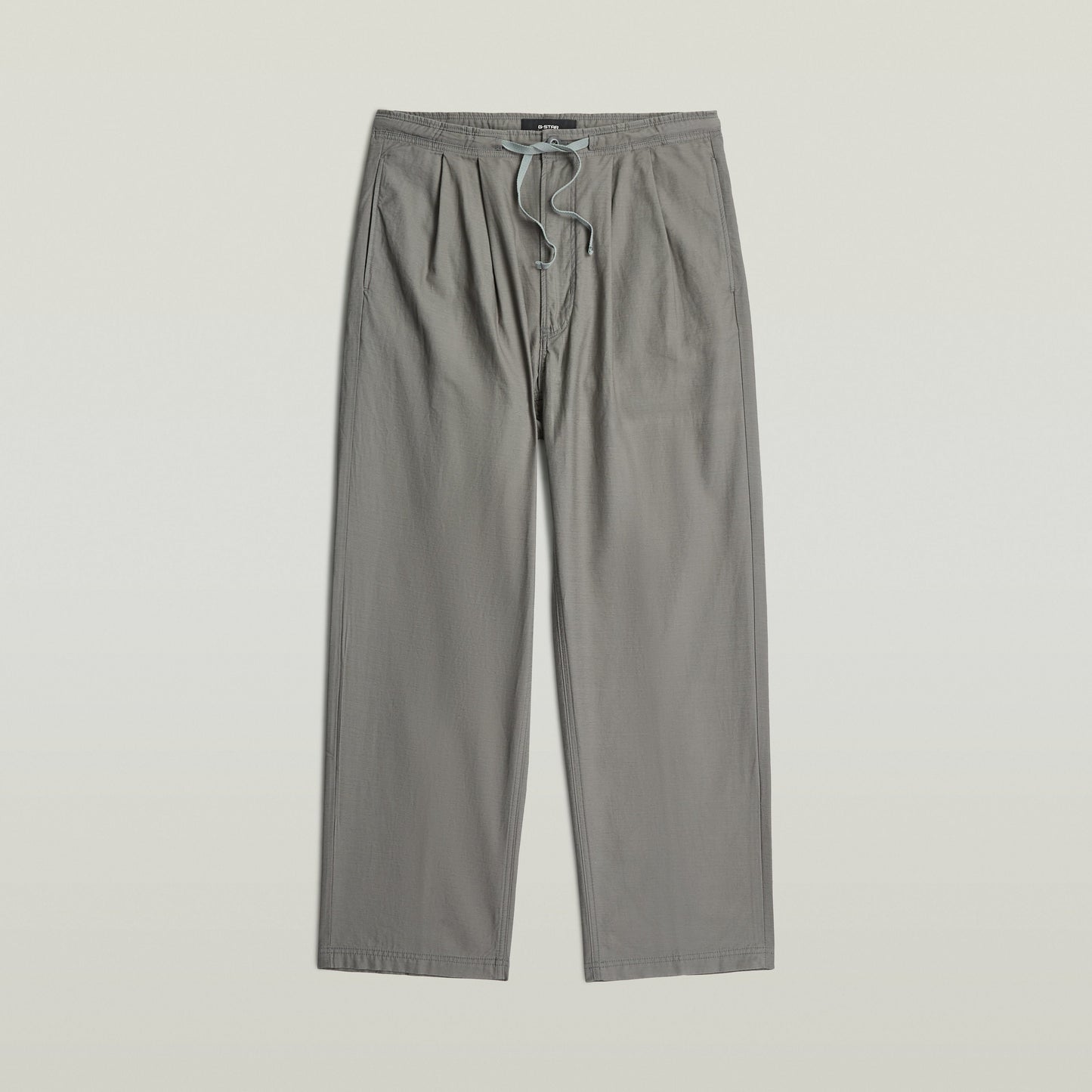 Chino con plisado doble color gris, diseño con ajuste cónico y cintura media, ideal para un look moderno.