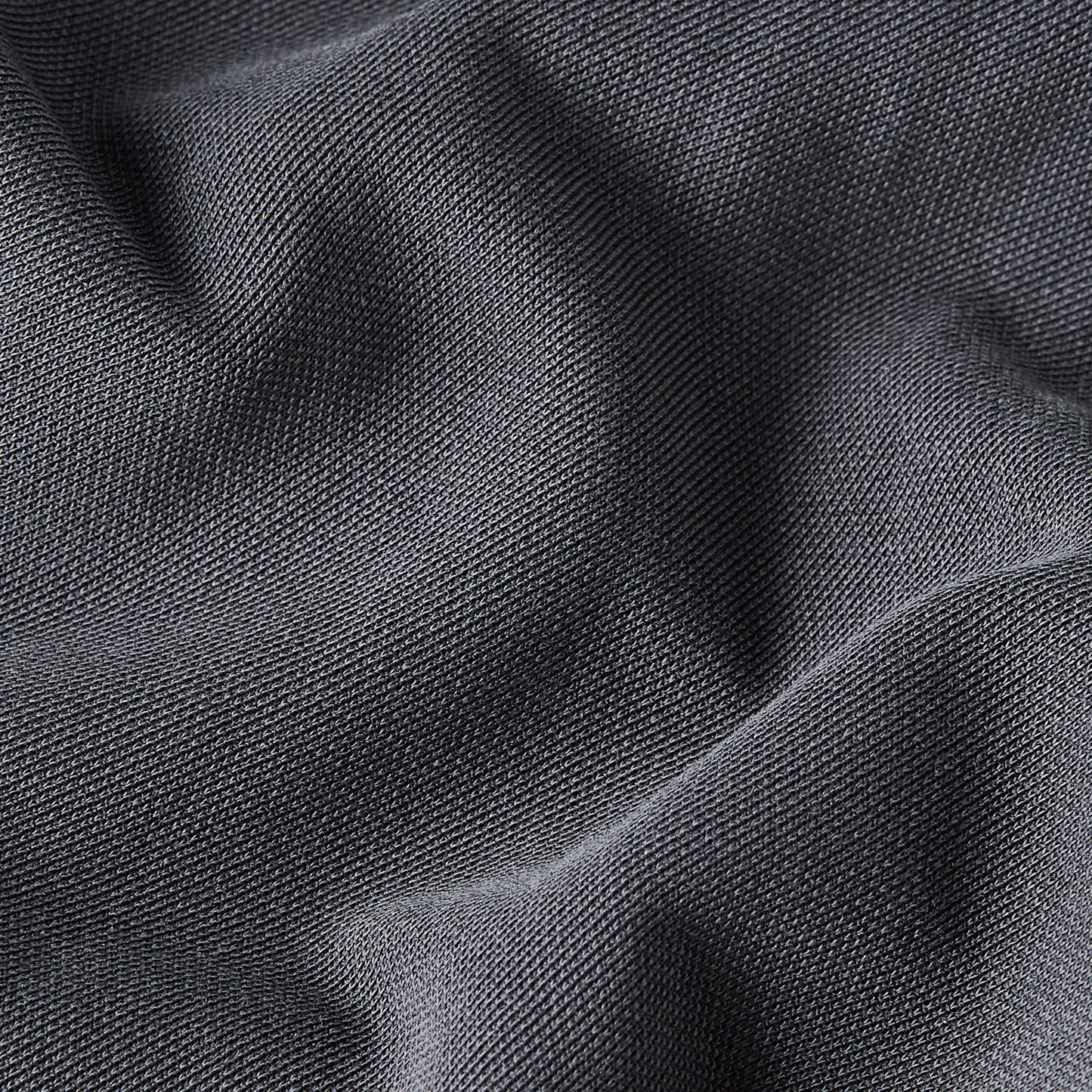 Textura de tela gris de la camiseta Flowy Slim Mock tank top, con un diseño suave y cómodo.