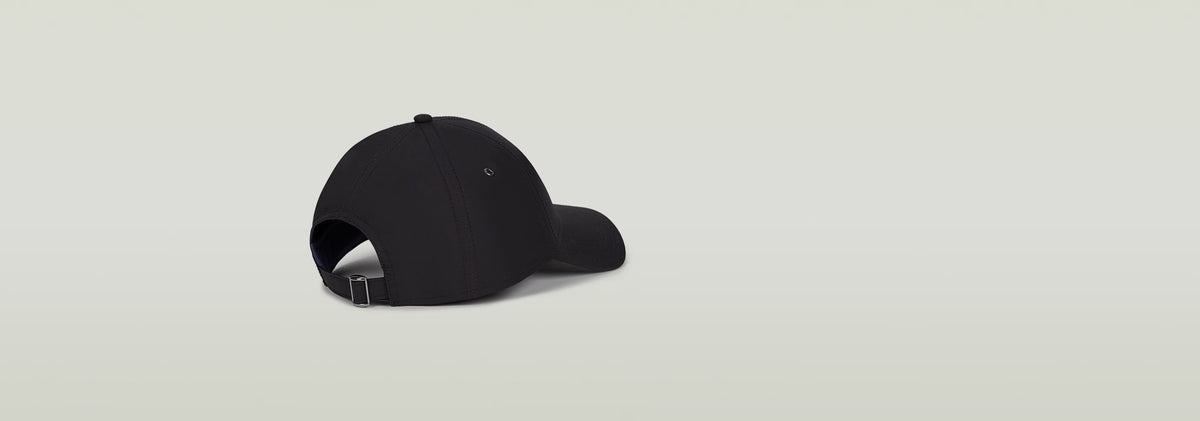 Gorra Originals Baseball negra con visera curvada y cierre ajustable, vista desde atrás.