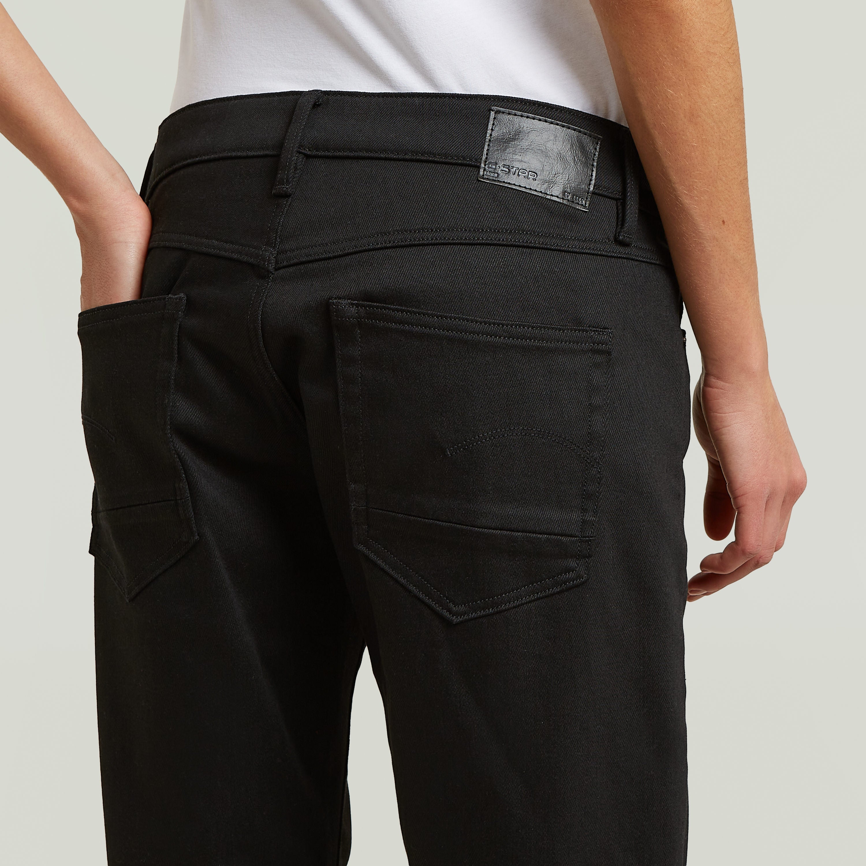 Kate Boyfriend Neo Raw Jeans detalle trasero en denim crudo estilo boyfriend.