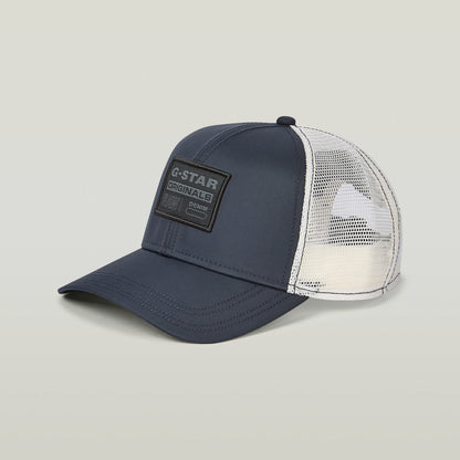 Baseball trucker cap with G-STAR patch and breathable mesh panels, featuring a classic trucker cut and clip closure.