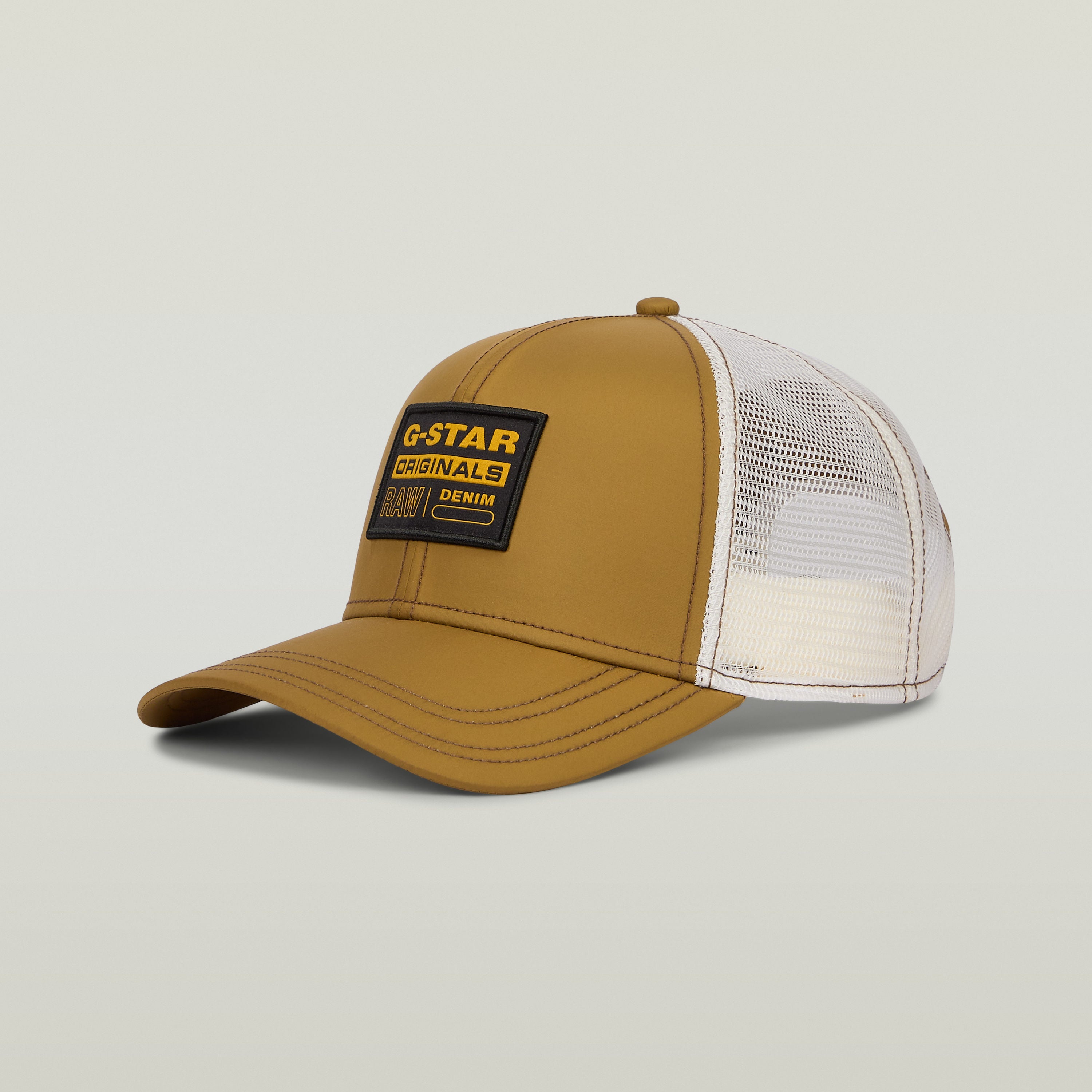 Baseball trucker cap with clip closure featuring G-STAR logo and mesh back for ventilation.