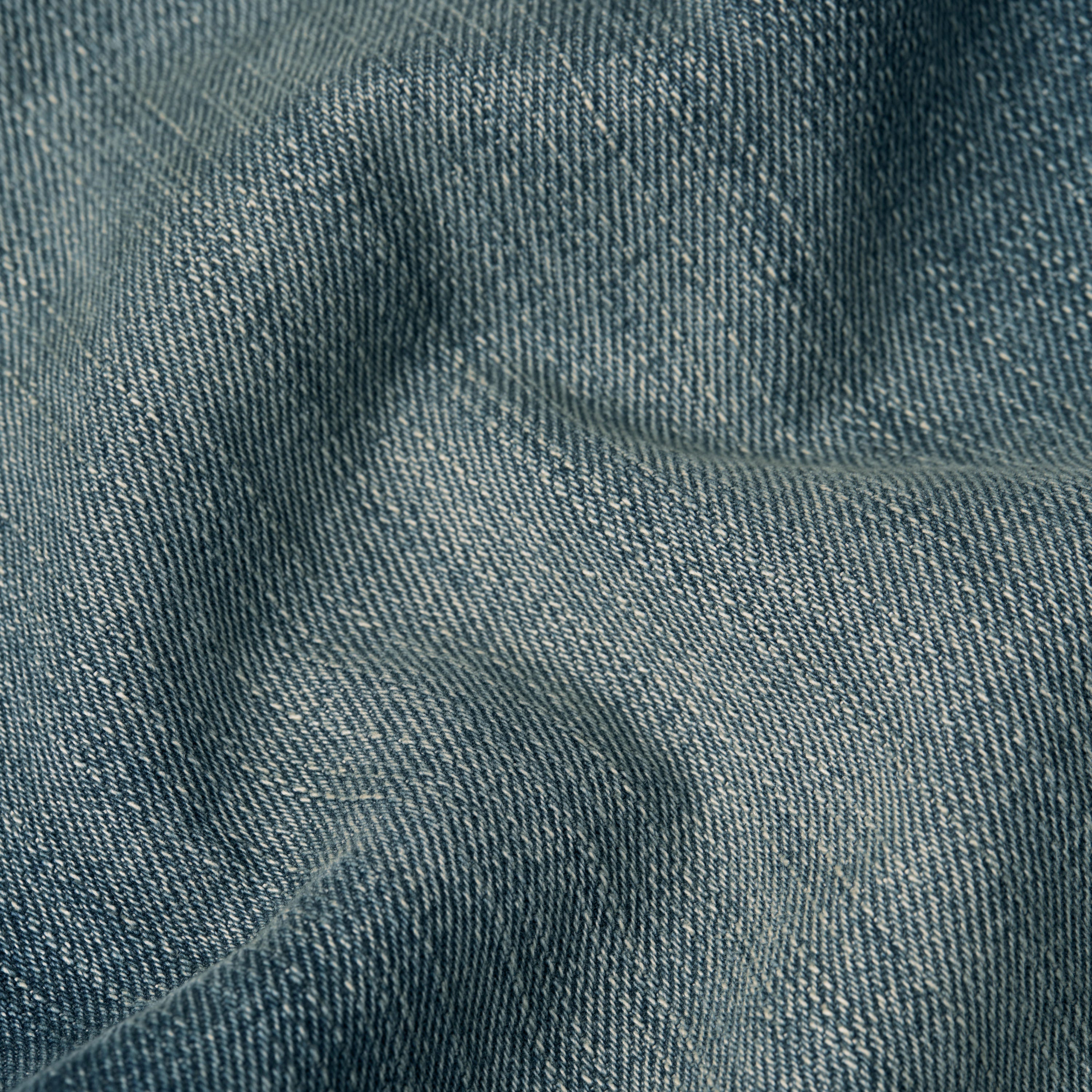 Textura del denim greencast, utilizado en los Mosa straight jeans con un tinte índigo y matiz verde.