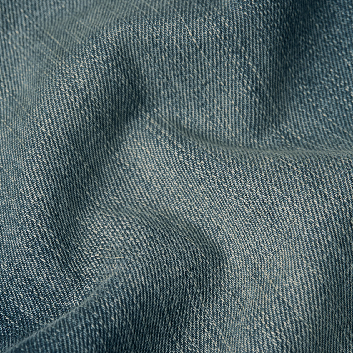 Textura del denim greencast, utilizado en los Mosa straight jeans con un tinte índigo y matiz verde.