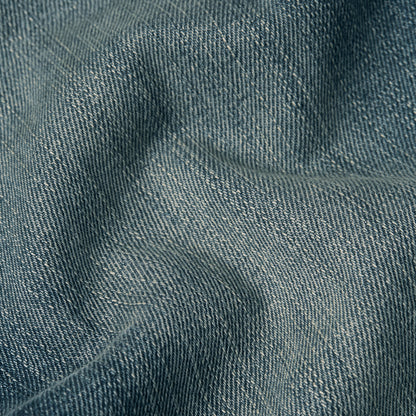 Textura del denim greencast, utilizado en los Mosa straight jeans con un tinte índigo y matiz verde.