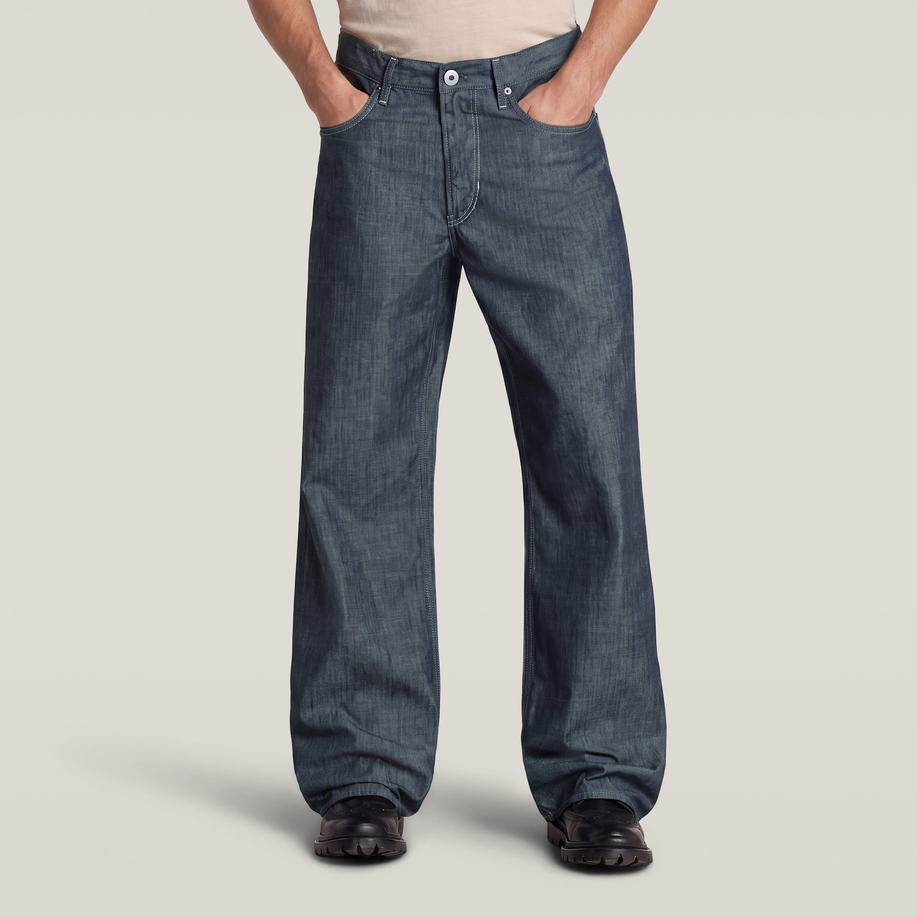 Los jeans Type 96 tienen un tiro medio y pernera recta y suelta. Inspirado en los años 90, es holgado en la cadera y los muslos, actualizado con un toque contemporáneo. Un complemento perfecto para el armario moderno. Construcción con cinco bolsillos,Cierre de cremallera y botón,Costuras de refuerzo en los puntos de tensión,Trabillas para cinturón,Etiqueta de G-Star Originals en la parte trasera 100 % algodón,Tela rígida,Denim de 12 onzas de peso,Sarga cruzada 3x1 Rinsed