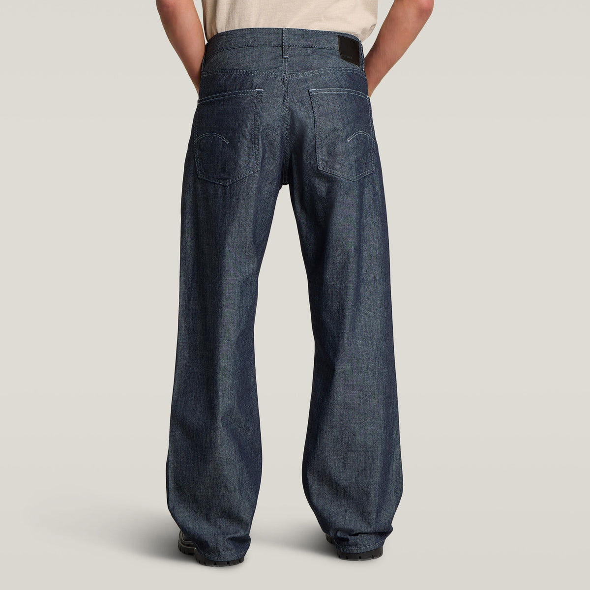 Los jeans Type 96 tienen un tiro medio y pernera recta y suelta. Inspirado en los años 90, es holgado en la cadera y los muslos, actualizado con un toque contemporáneo. Un complemento perfecto para el armario moderno. Construcción con cinco bolsillos,Cierre de cremallera y botón,Costuras de refuerzo en los puntos de tensión,Trabillas para cinturón,Etiqueta de G-Star Originals en la parte trasera 100 % algodón,Tela rígida,Denim de 12 onzas de peso,Sarga cruzada 3x1 Rinsed