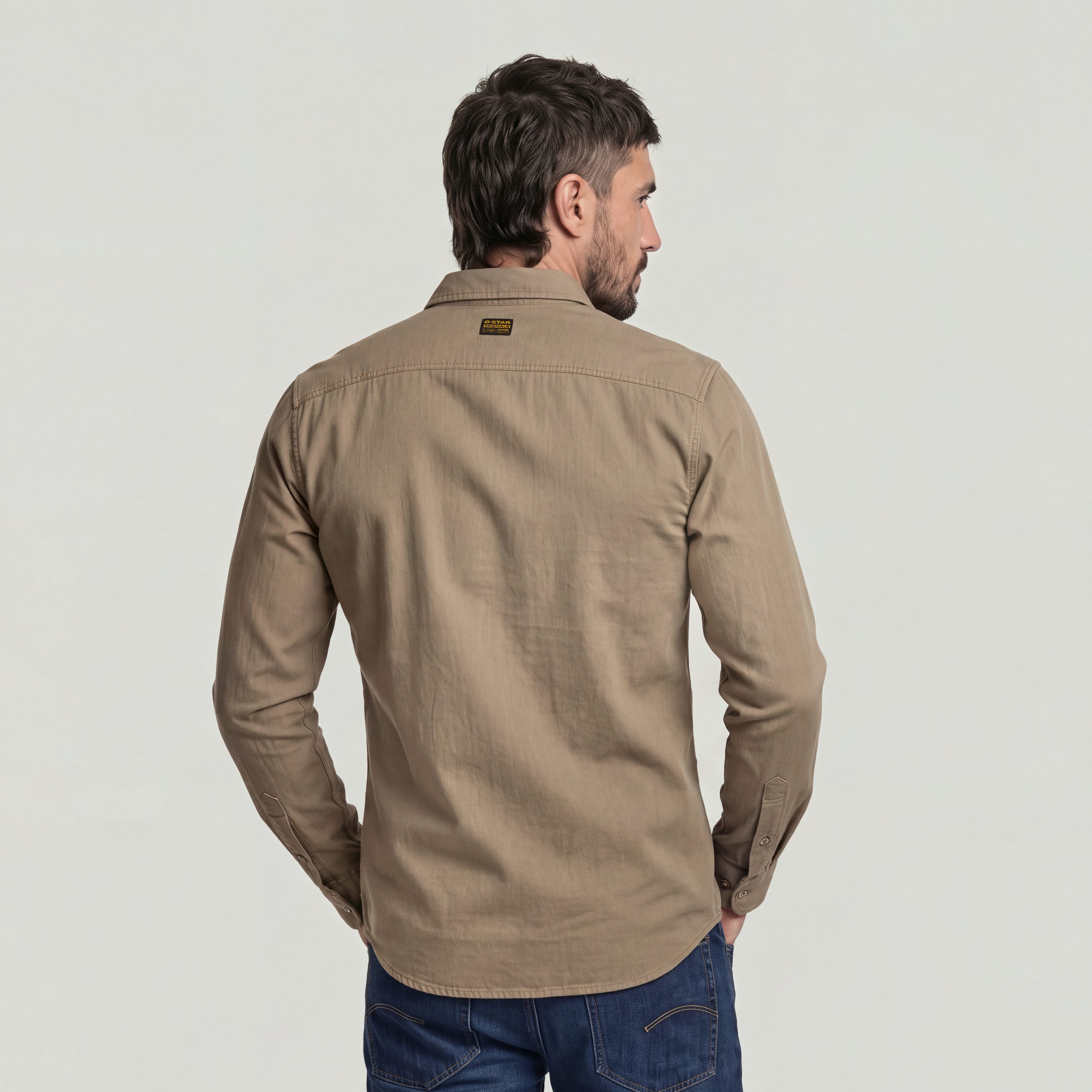 Modelo usando la camisa Marine Slim Fit Shirt, vista posterior con detalles de costura y etiqueta. Estilo ajustado.