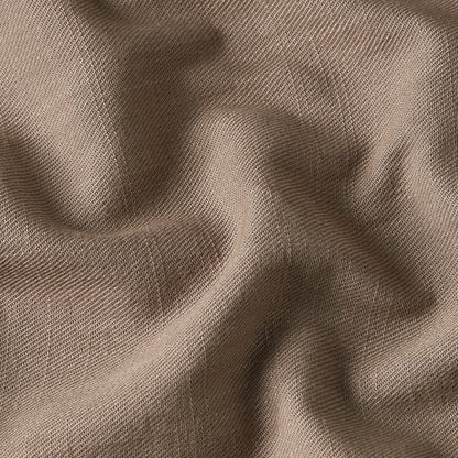La camisa Marine tiene corte slim (ajustado) y bajo redondeado; sus bolsillos con solapa en el pecho son su rasgo distintivo.