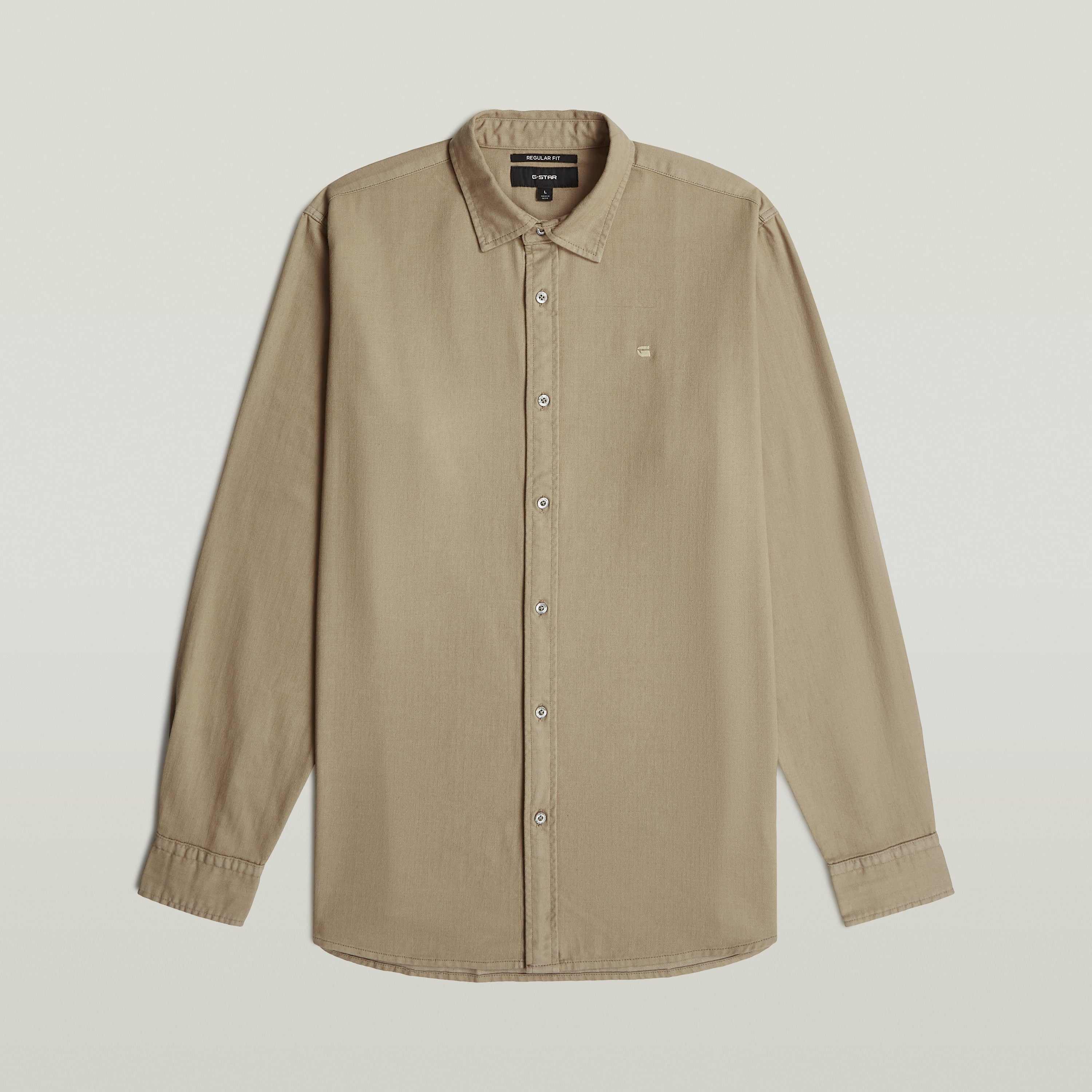 Clean Regular Shirt en color beige con cierre de botones y cuello clásico, ideal para un look elegante.