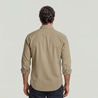 Hombre de espaldas vistiendo una camisa Clean Regular, mostrando su diseño clásico y ajuste cómodo.