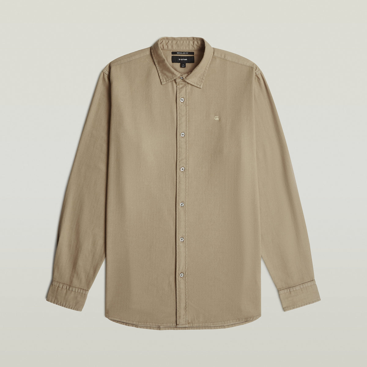 Camisa Clean Regular de manga larga en color beige, con cierre de botones y cuello clásico.