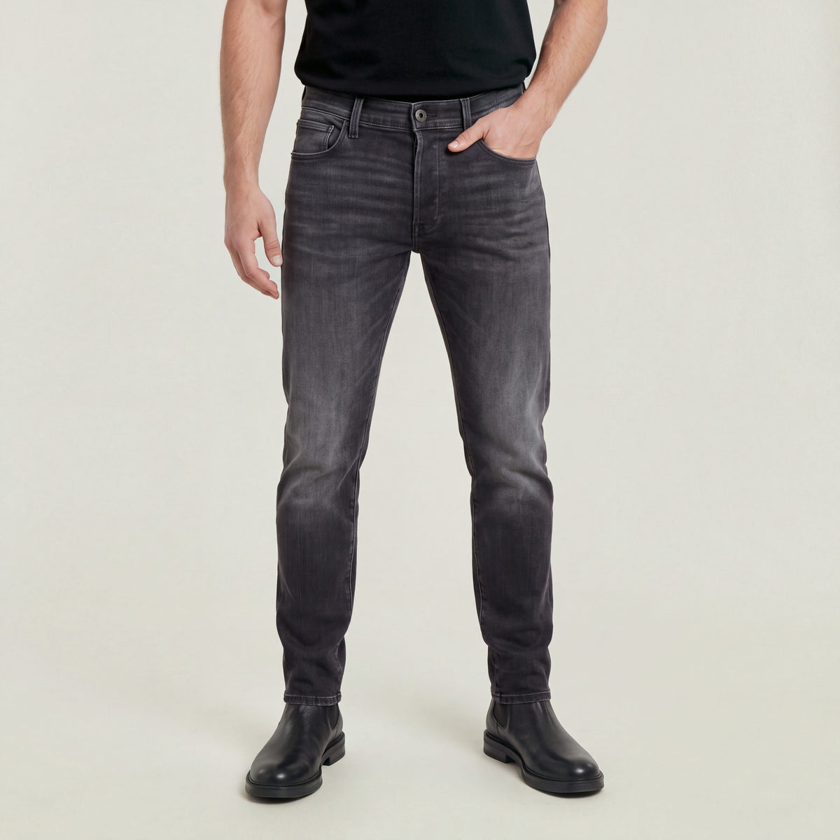 Con una confección atemporal y un corte ajustado, los vaqueros 3301 son un auténtico básico del armario. Hechos para durar. Perfecto para el día a día. Bragueta de botones,Cinco bolsillos,Etiqueta trasera de G-Star RAW hecha de un tejido de papel que imita a la piel 91 % Algodón, 8 % Elastomultiéster (T400® EcoMade), 1 % Elastano (LYCRA®),Superelástico,Denim de 10,2 onzas de peso,Sarga cruzada 3x1 Faded Black Magnet