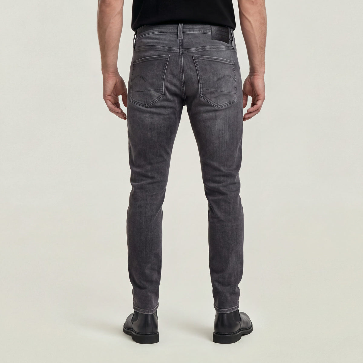 Con una confección atemporal y un corte ajustado, los vaqueros 3301 son un auténtico básico del armario. Hechos para durar. Perfecto para el día a día. Bragueta de botones,Cinco bolsillos,Etiqueta trasera de G-Star RAW hecha de un tejido de papel que imita a la piel 91 % Algodón, 8 % Elastomultiéster (T400® EcoMade), 1 % Elastano (LYCRA®),Superelástico,Denim de 10,2 onzas de peso,Sarga cruzada 3x1 Faded Black Magnet