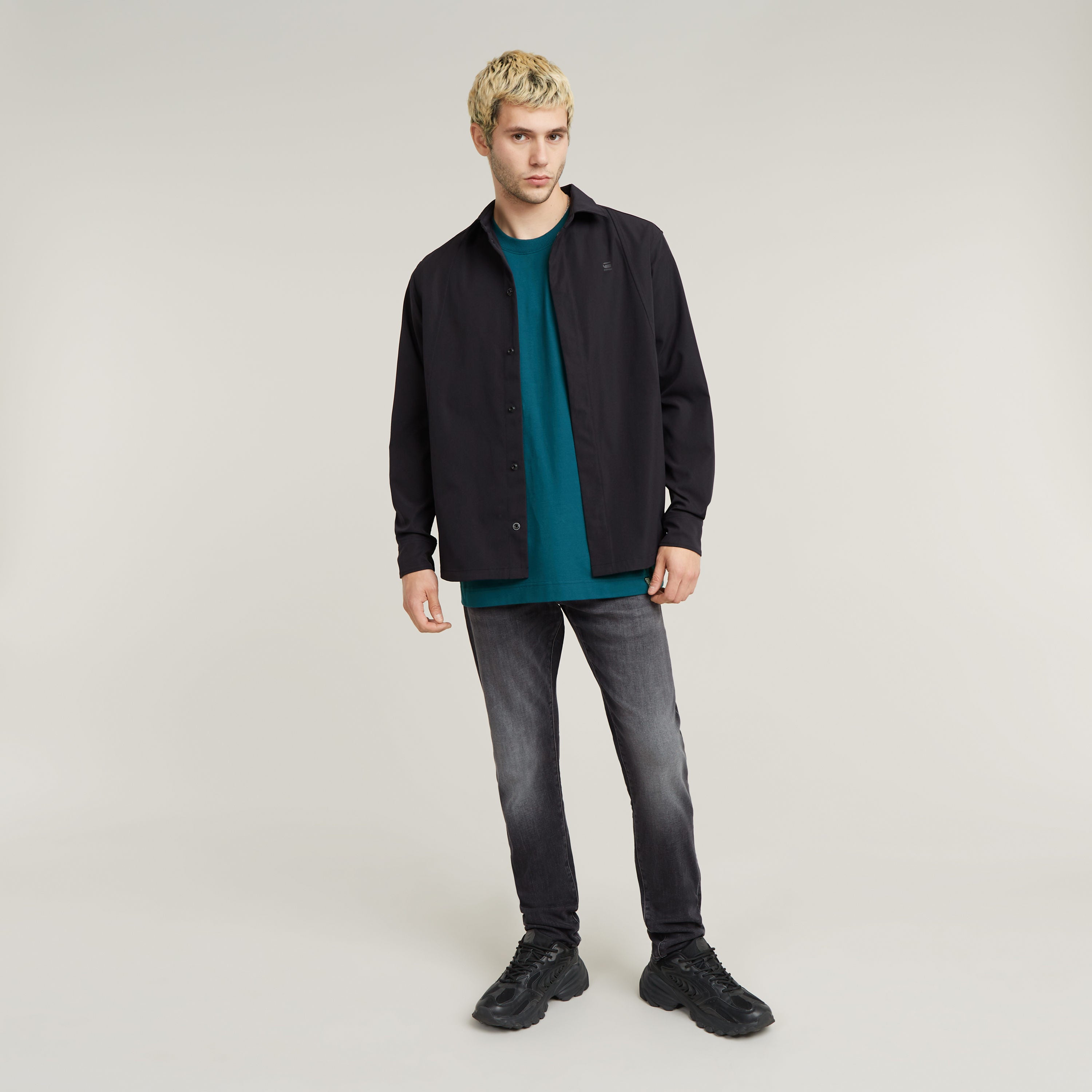 Con una confección atemporal y un corte ajustado, los vaqueros 3301 son un auténtico básico del armario. Hechos para durar. Perfecto para el día a día. Bragueta de botones,Cinco bolsillos,Etiqueta trasera de G-Star RAW hecha de un tejido de papel que imita a la piel 91 % Algodón, 8 % Elastomultiéster (T400® EcoMade), 1 % Elastano (LYCRA®),Superelástico,Denim de 10,2 onzas de peso,Sarga cruzada 3x1 Faded Black Magnet
