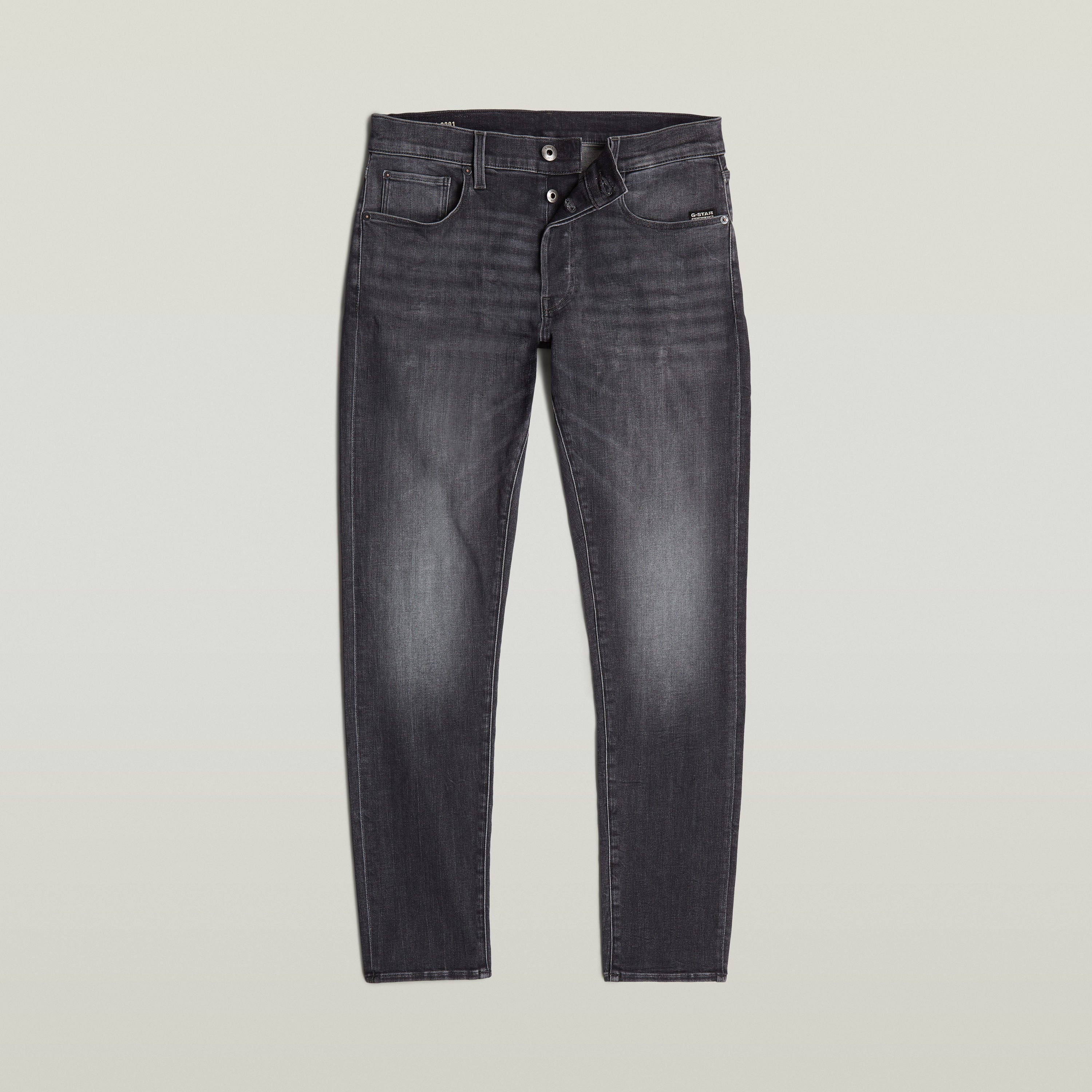 Con una confección atemporal y un corte ajustado, los vaqueros 3301 son un auténtico básico del armario. Hechos para durar. Perfecto para el día a día. Bragueta de botones,Cinco bolsillos,Etiqueta trasera de G-Star RAW hecha de un tejido de papel que imita a la piel 91 % Algodón, 8 % Elastomultiéster (T400® EcoMade), 1 % Elastano (LYCRA®),Superelástico,Denim de 10,2 onzas de peso,Sarga cruzada 3x1 Faded Black Magnet