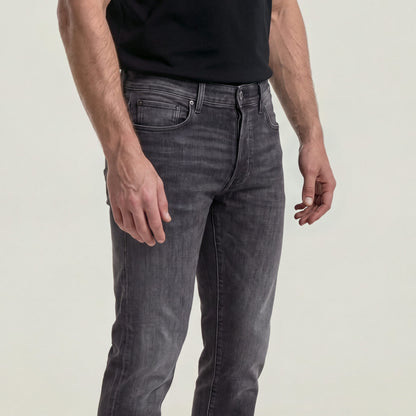 Con una confección atemporal y un corte ajustado, los vaqueros 3301 son un auténtico básico del armario. Hechos para durar. Perfecto para el día a día. Bragueta de botones,Cinco bolsillos,Etiqueta trasera de G-Star RAW hecha de un tejido de papel que imita a la piel 91 % Algodón, 8 % Elastomultiéster (T400® EcoMade), 1 % Elastano (LYCRA®),Superelástico,Denim de 10,2 onzas de peso,Sarga cruzada 3x1 Faded Black Magnet