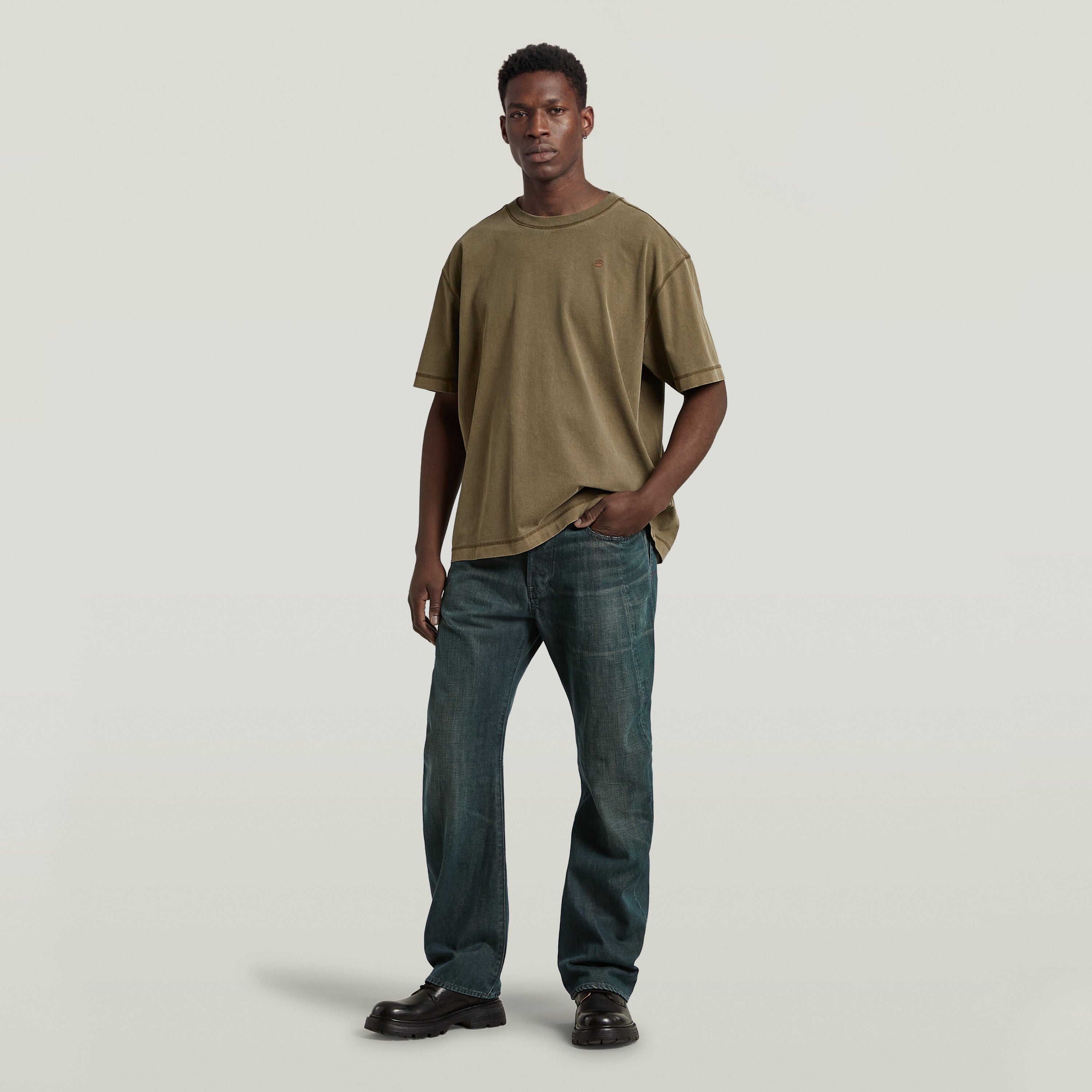 Modelo vistiendo Contor 3D regular jeans y camiseta oversize, mostrando su diseño y ajuste cómodo.
