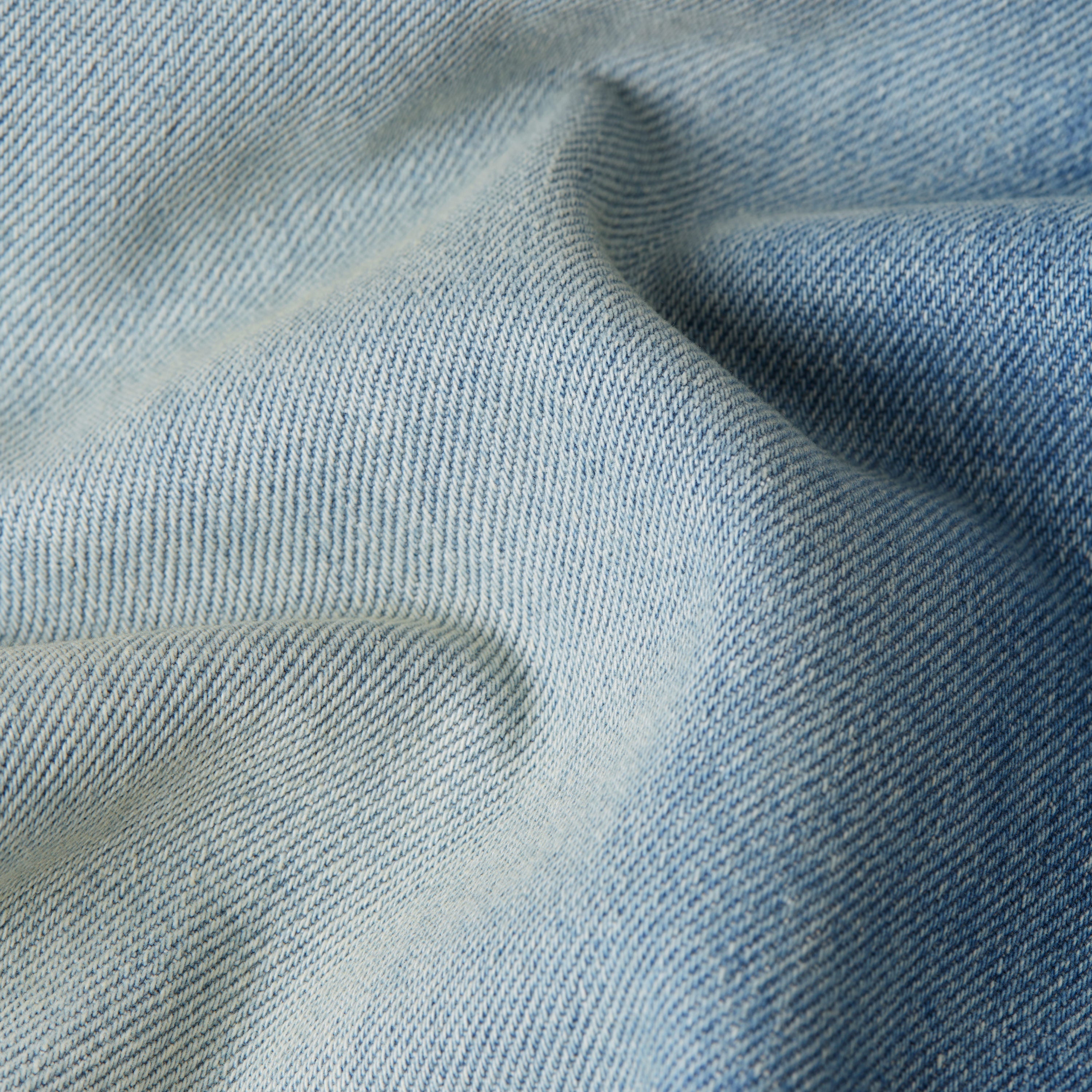 Jeans de corte slim moderno con tiro medio. La pierna se estrecha ligeramente desde la rodilla hacia abajo, para un look estilizado y contemporáneo.