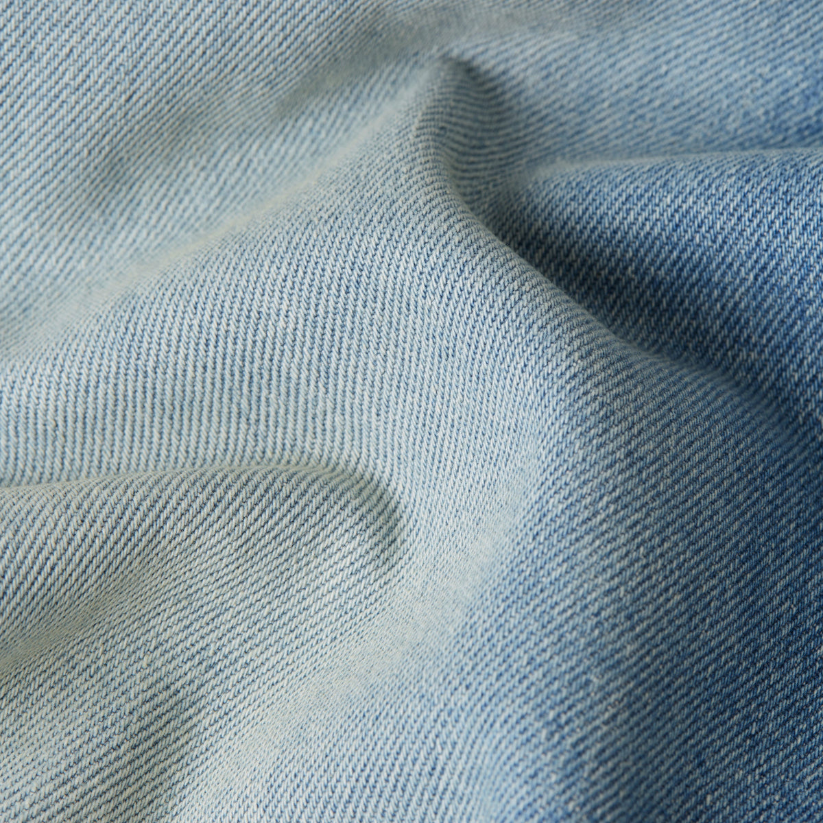 Jeans de corte slim moderno con tiro medio. La pierna se estrecha ligeramente desde la rodilla hacia abajo, para un look estilizado y contemporáneo.