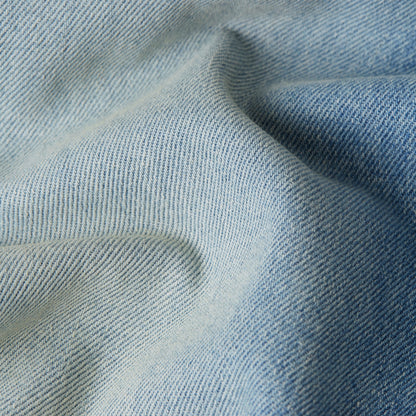 Jeans de corte slim moderno con tiro medio. La pierna se estrecha ligeramente desde la rodilla hacia abajo, para un look estilizado y contemporáneo.