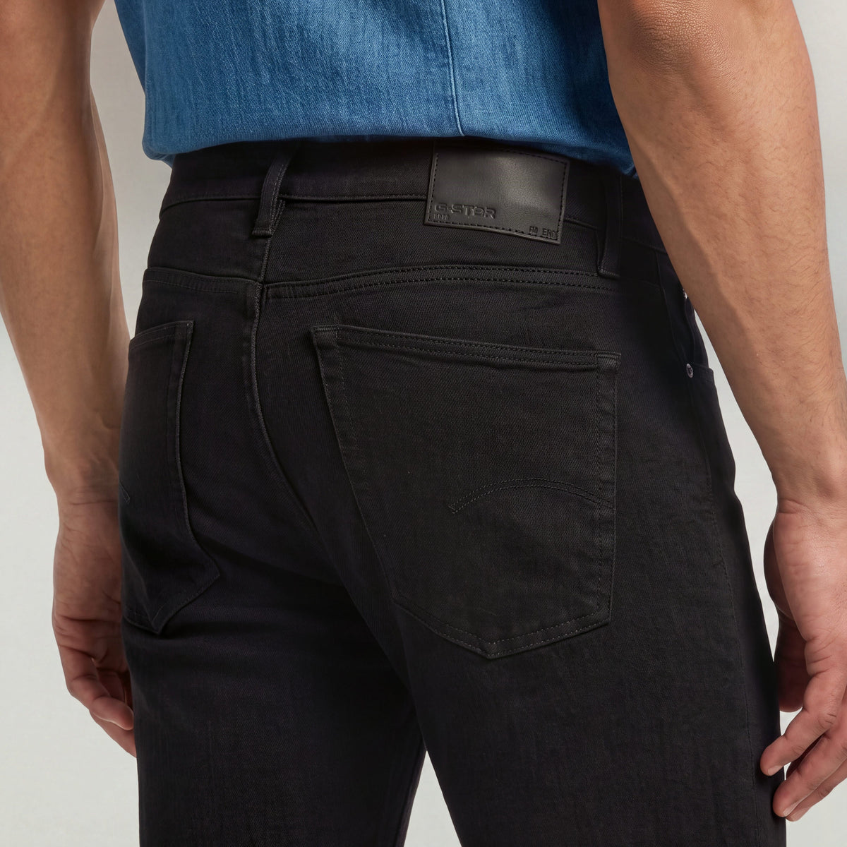 Vista trasera de los jeans Streem Slim Tapered Raw Jeans con etiqueta G-STAR en la cintura.