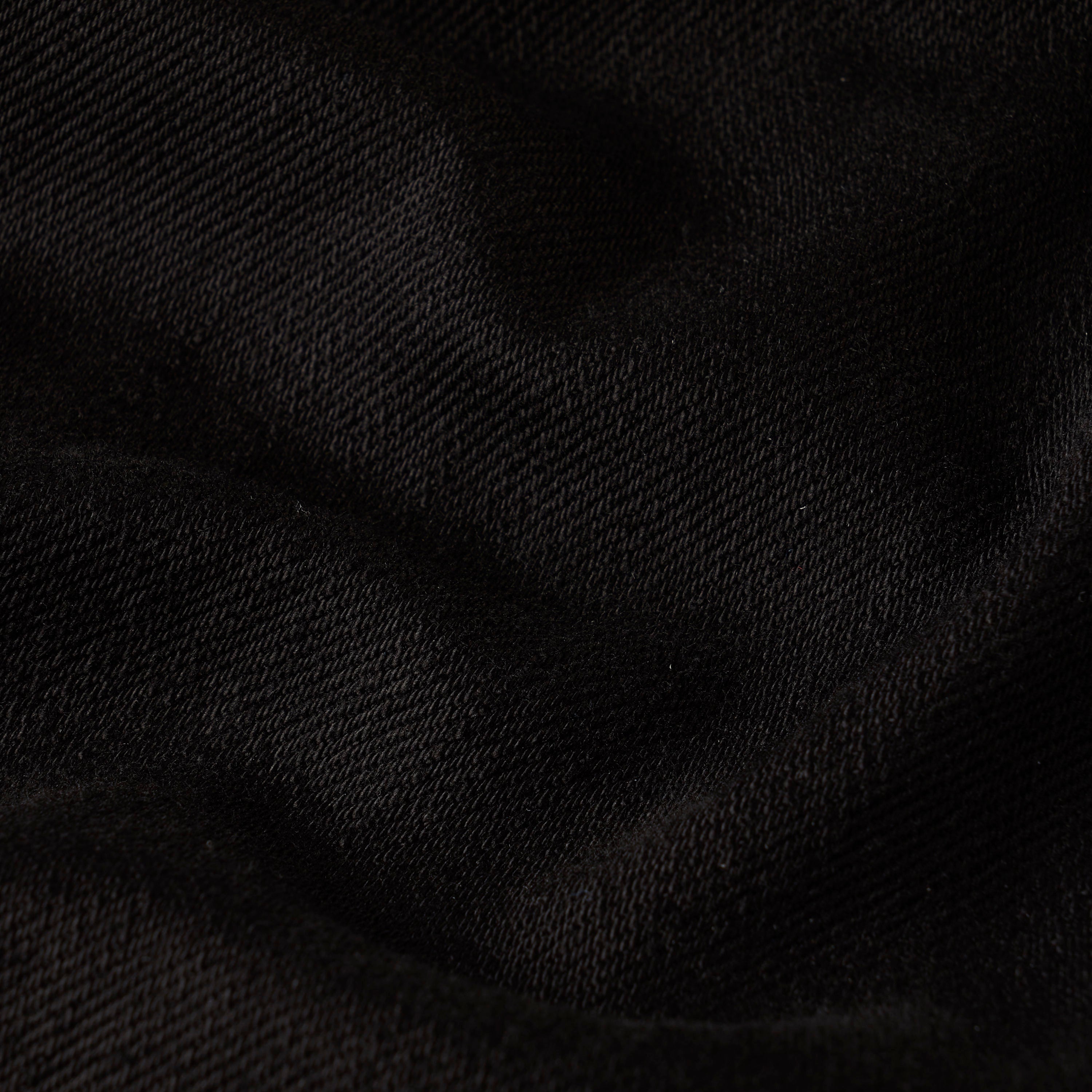 Los jeans Streem Slim Tapered ofrecen un moderno corte recto ajustado, con tiro medio y una pernera que se estrecha ligeramente desde la rodilla hacia abajo, para un aspecto elegante y actual.