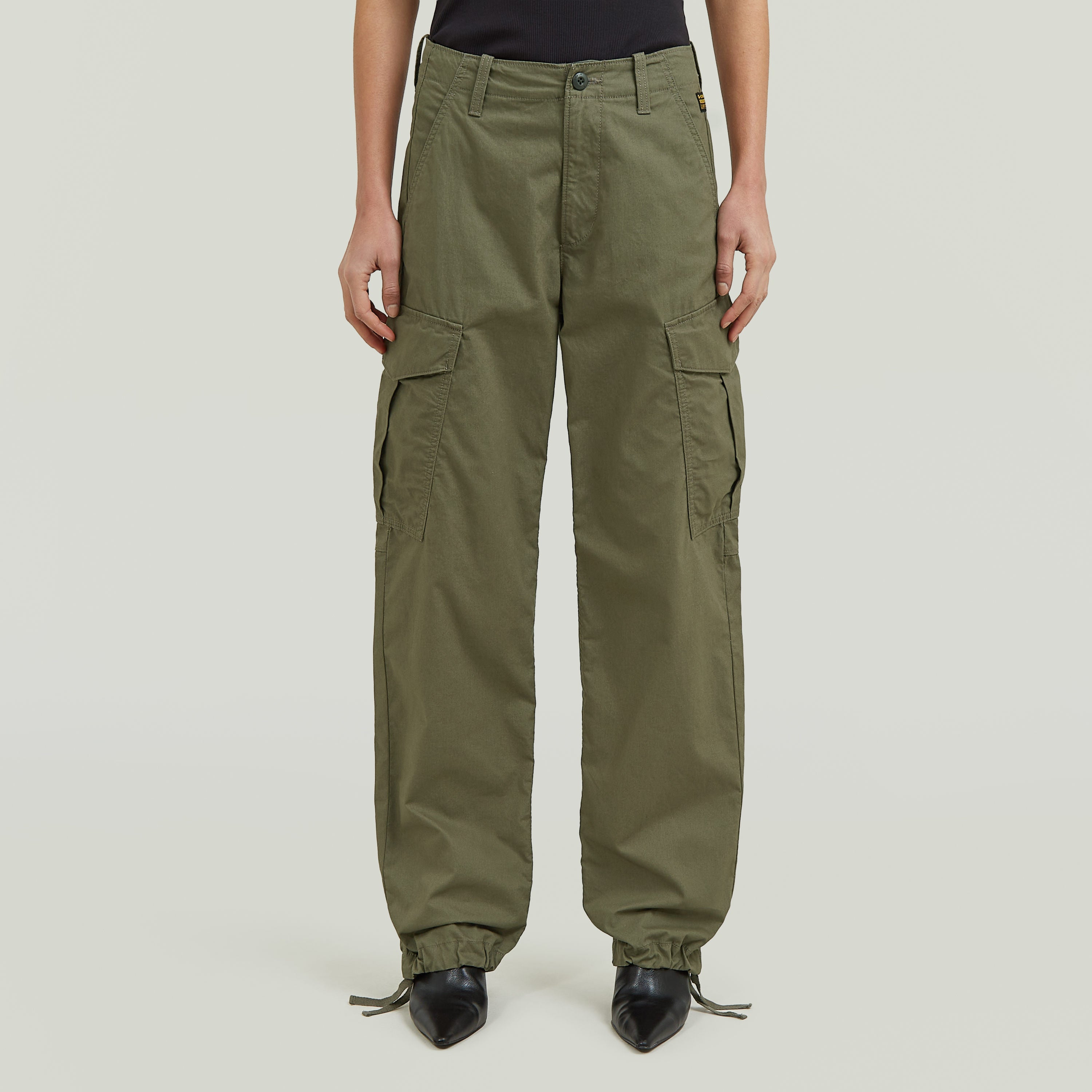 Imagen de pantalones cargo sueltos de estilo clásico con múltiples bolsillos y detalle de costuras.