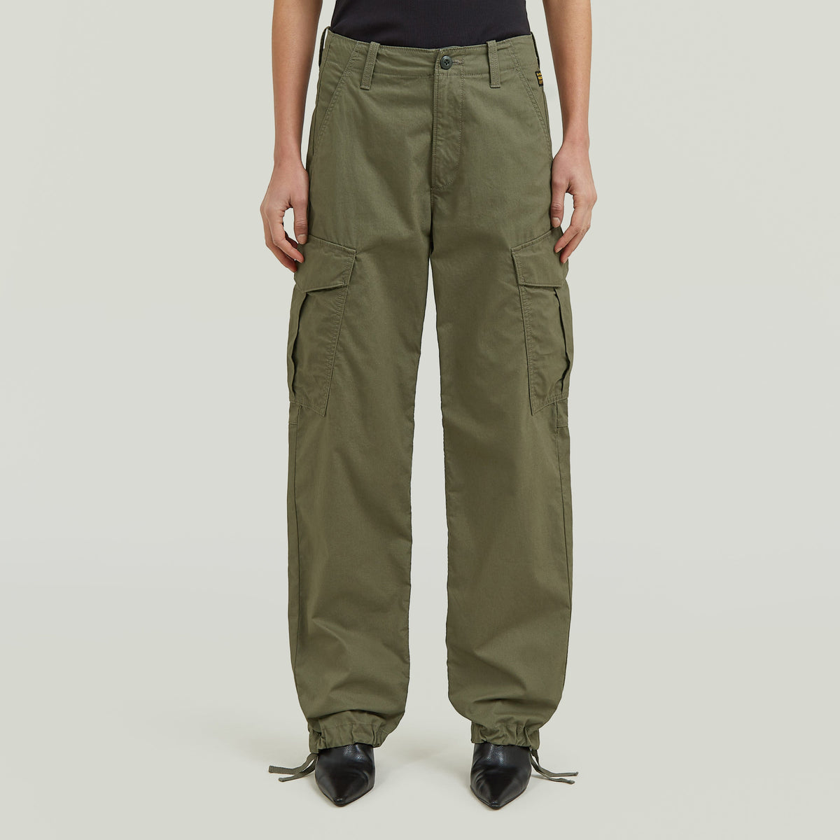 Imagen de pantalones cargo sueltos de estilo clásico con múltiples bolsillos y detalle de costuras.