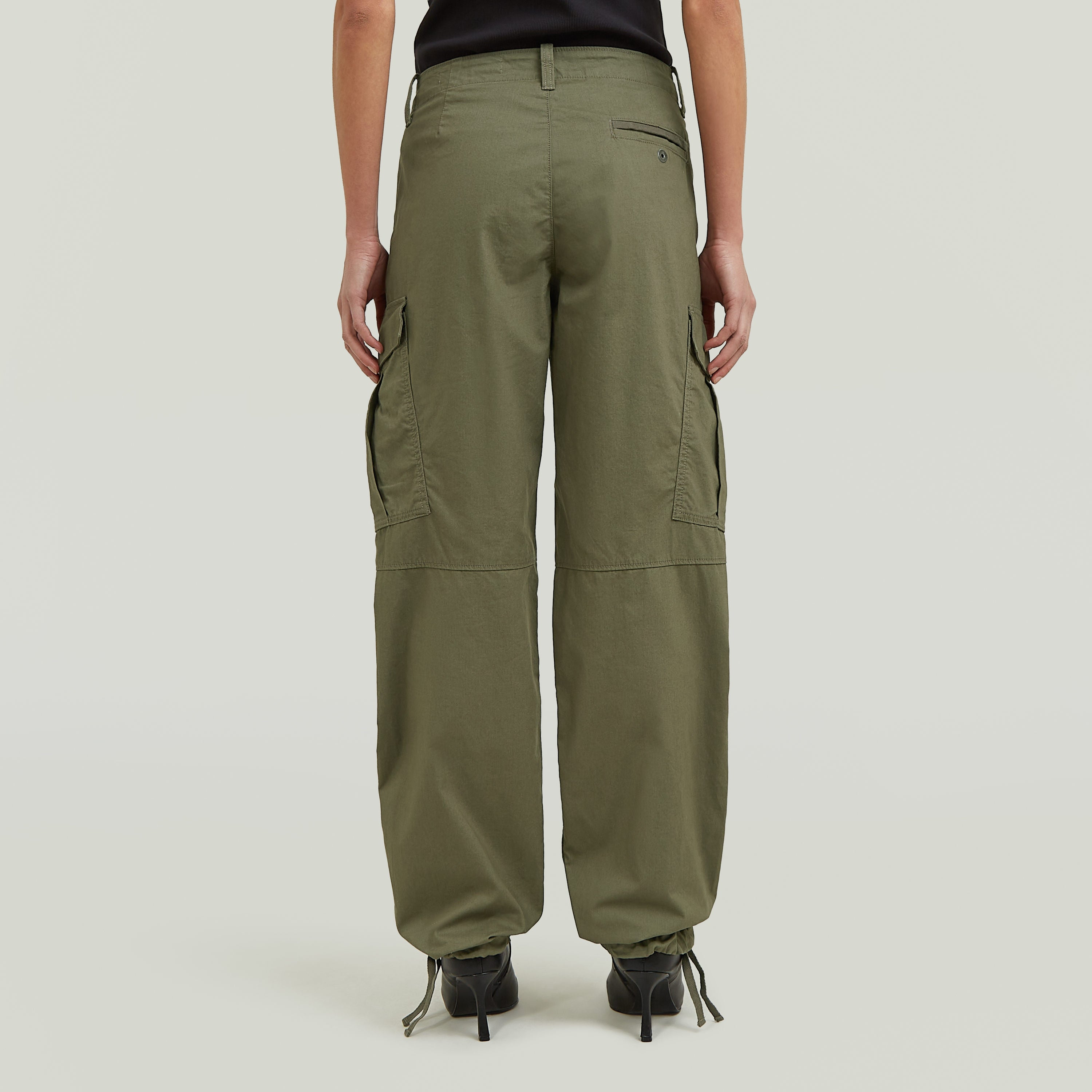 Vista trasera de pantalones Holt Cargo, estilo loose fit cargo pants, con múltiples bolsillos y detalle de ajuste.