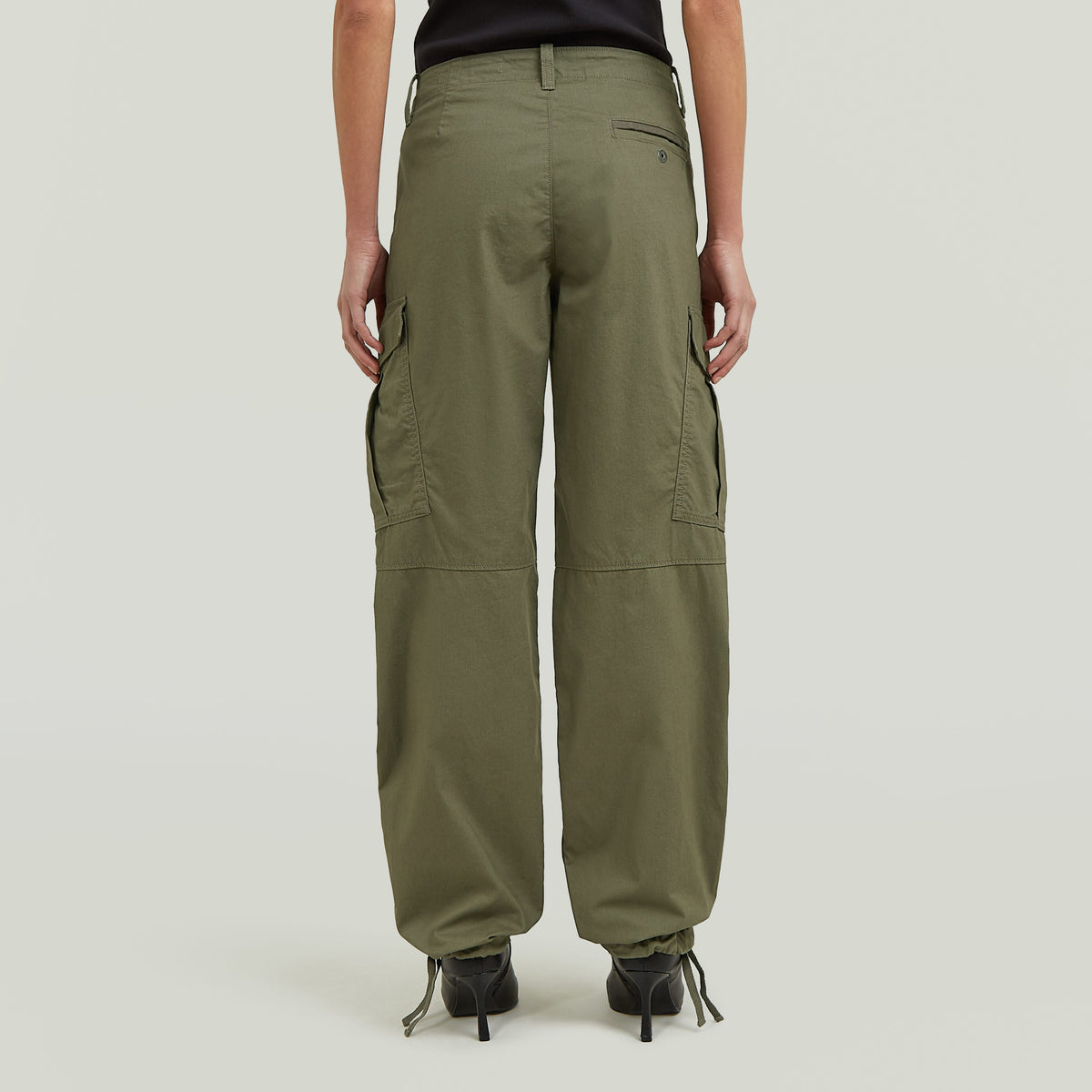 Vista trasera de pantalones Holt Cargo, estilo loose fit cargo pants, con múltiples bolsillos y detalle de ajuste.