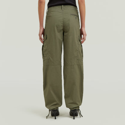 Vista trasera de pantalones Holt Cargo, estilo loose fit cargo pants, con múltiples bolsillos y detalle de ajuste.