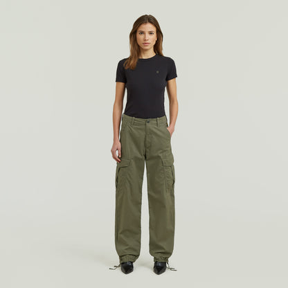 Mujer vistiendo Holt Cargo Pants, mostrando pantalones loose fit cargo pants en color oliva.
