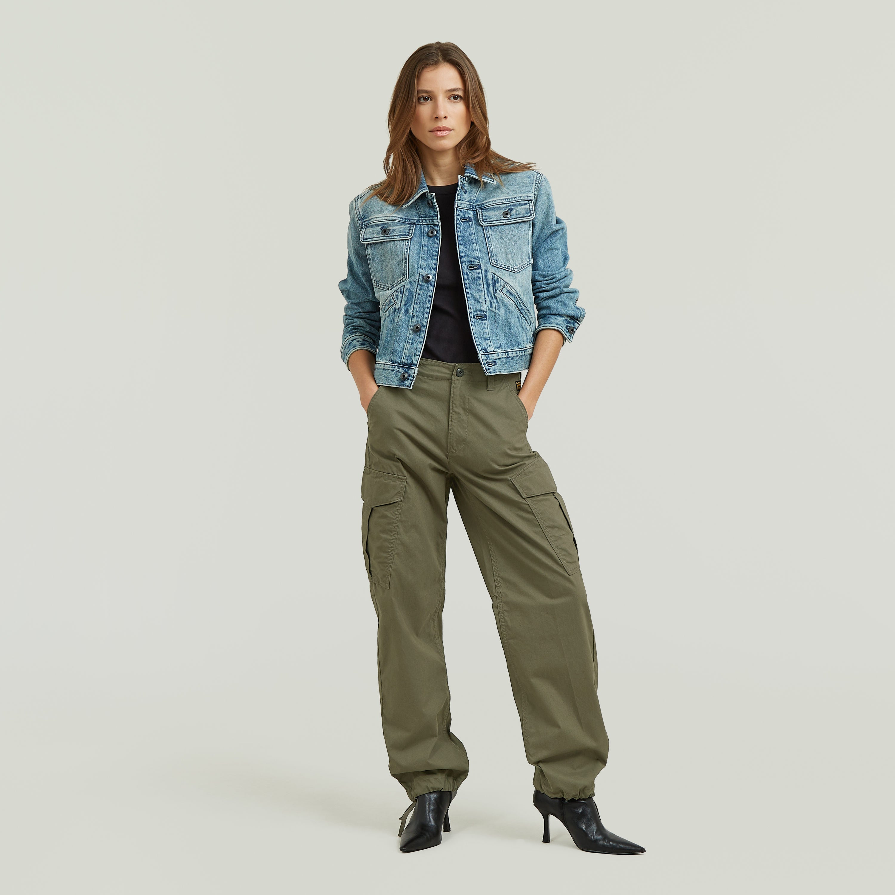 Los pantalones Loose Cargo presentan un corte suelto y talle medio, ofreciendo un estilo versátil y funcional. Diseñados con el clásico estilo cargo, incluyen múltiples bolsillos para mayor practicidad.