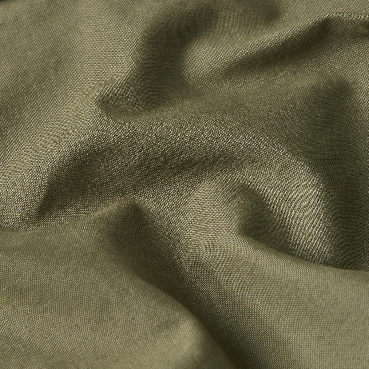 Los pantalones Loose Cargo presentan un corte suelto y talle medio, ofreciendo un estilo versátil y funcional. Diseñados con el clásico estilo cargo, incluyen múltiples bolsillos para mayor practicidad.