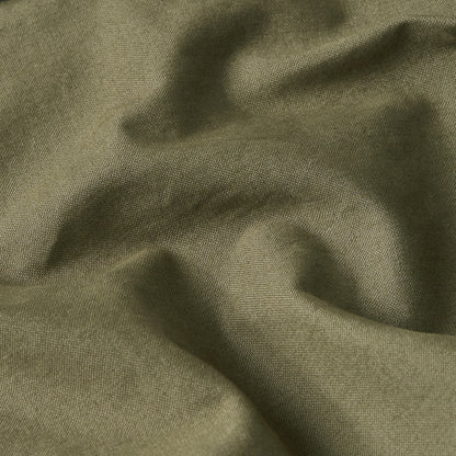 Los pantalones Loose Cargo presentan un corte suelto y talle medio, ofreciendo un estilo versátil y funcional. Diseñados con el clásico estilo cargo, incluyen múltiples bolsillos para mayor practicidad.