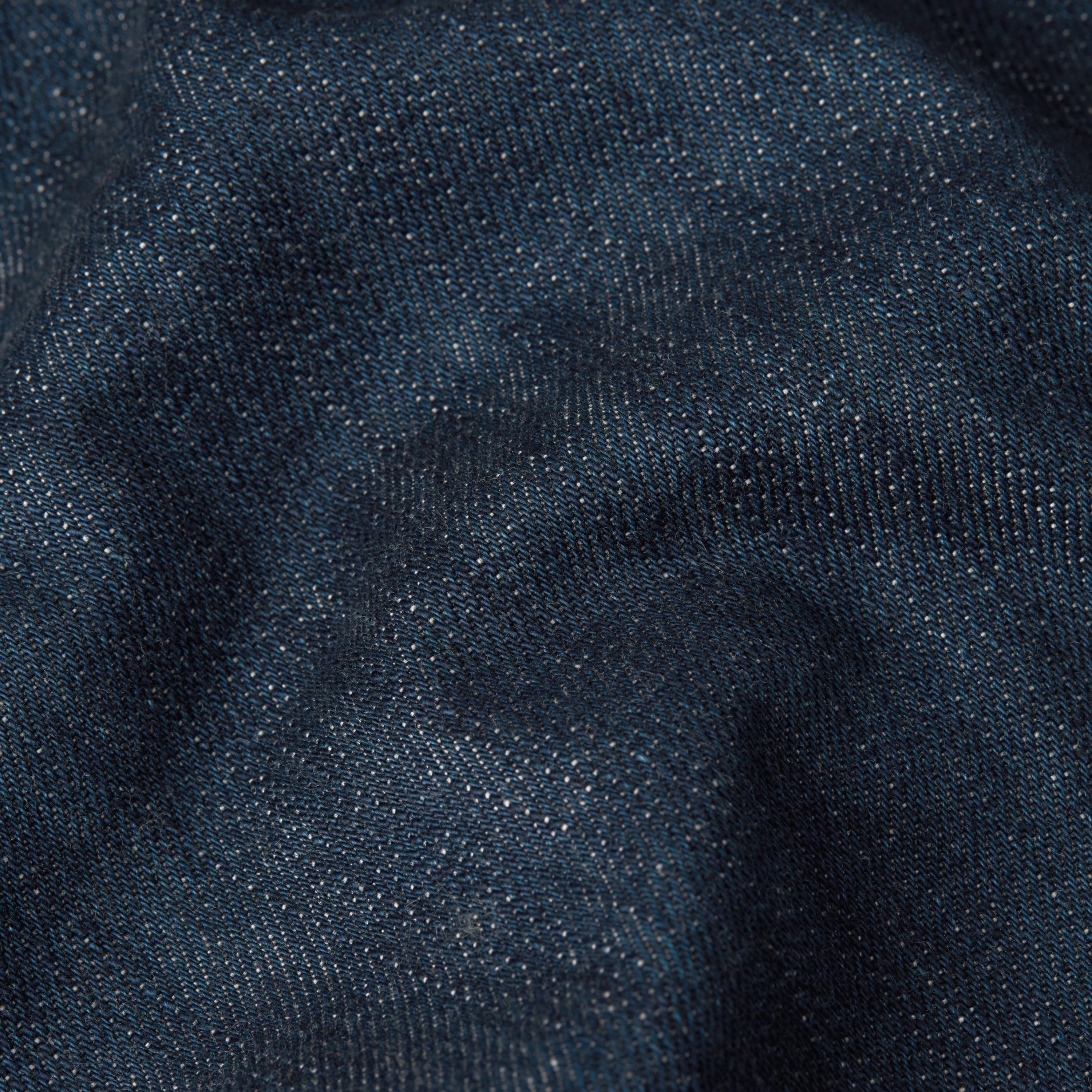 La sobrecamisa Boxy Clean tiene corte regular, cuello de camisa y cierre de botones, con un aspecto versátil y limpio.