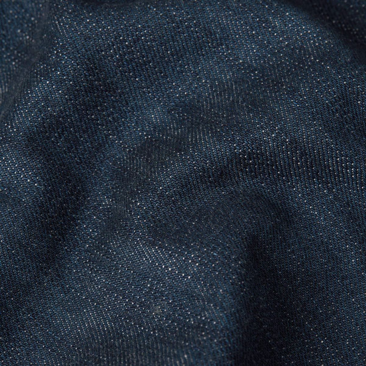 La sobrecamisa Boxy Clean tiene corte regular, cuello de camisa y cierre de botones, con un aspecto versátil y limpio.