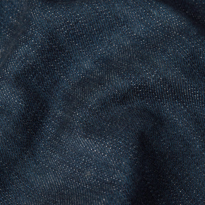 La sobrecamisa Boxy Clean tiene corte regular, cuello de camisa y cierre de botones, con un aspecto versátil y limpio.