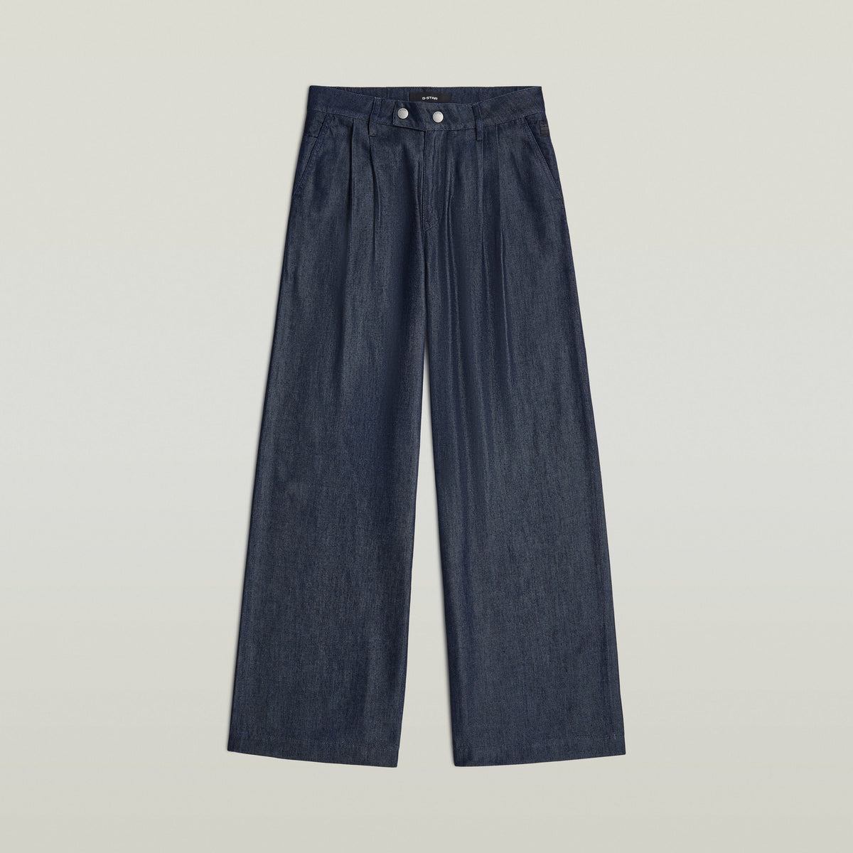 Pleated chino pants in dark denim with wide legs and a classic design, featuring a zipper closure and integrated pockets.