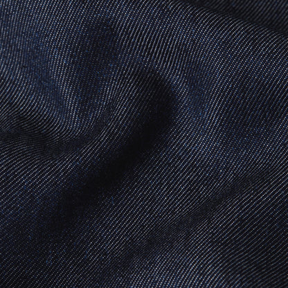 El Pleated Chino ofrece un corte recto con tiro medio y pernera larga, combinando un diseño clásico con una confección moderna.