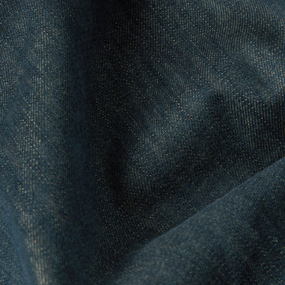 La cazadora Battle Denim luce un corte recto con cuello de camisa y cierre de presión, para un look clásico.