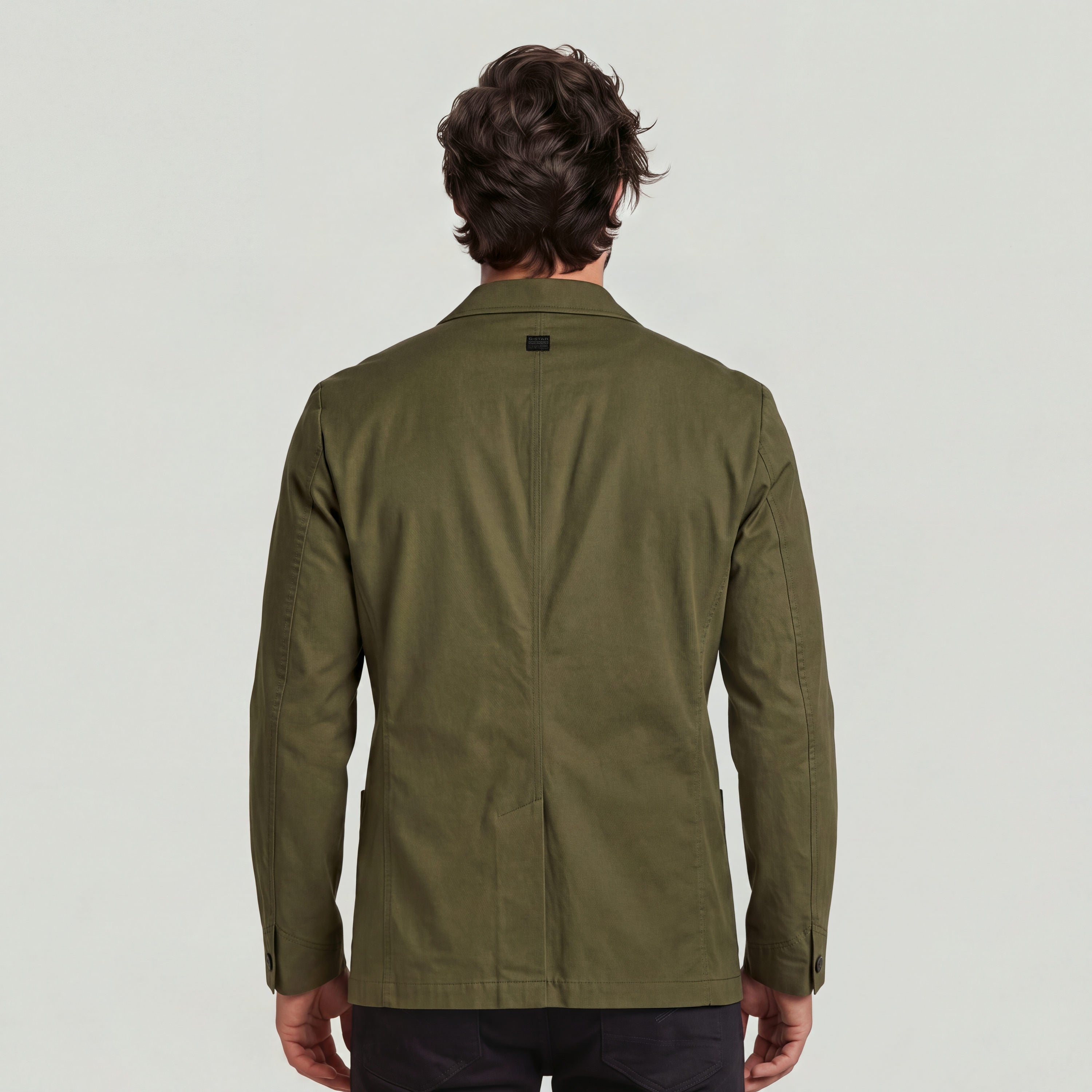 Hombre de espaldas vistiendo una americana Sport, ideal para versatilidad en el estilo. Sport blazer for versatile style.