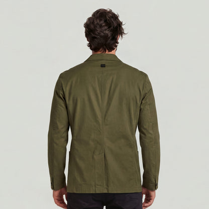 Hombre de espaldas vistiendo una americana Sport, ideal para versatilidad en el estilo. Sport blazer for versatile style.