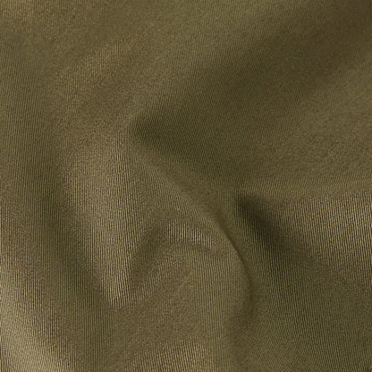 La americana Sport ofrece un corte holgado con cuello de solapa, cierre de botones y un diseño clásico y versátil.