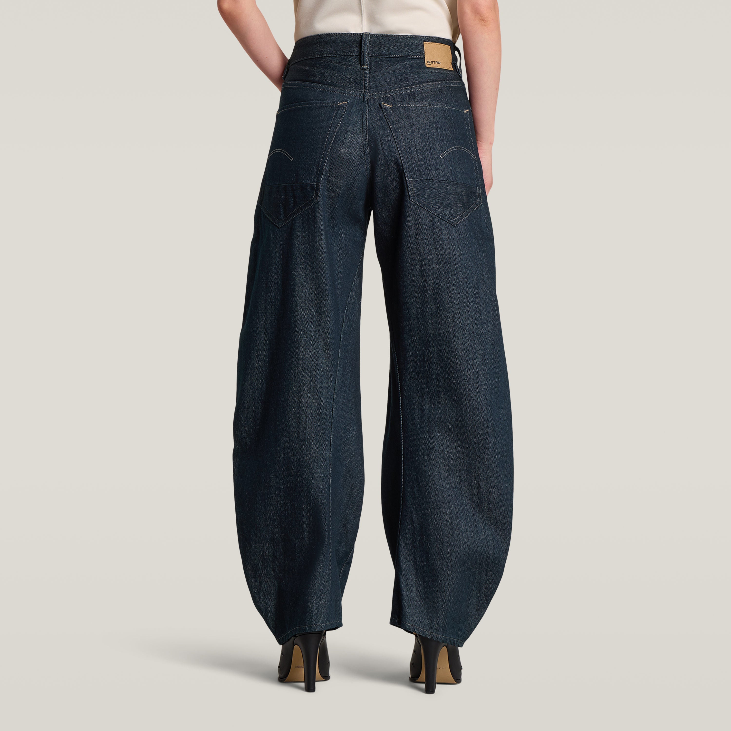 Mujer vista trasera usando jeans 3D loose barrel con diseño holgado y etiqueta de G-STAR.