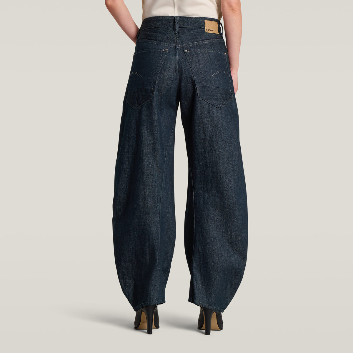 Mujer vista trasera usando jeans 3D loose barrel con diseño holgado y etiqueta de G-STAR.