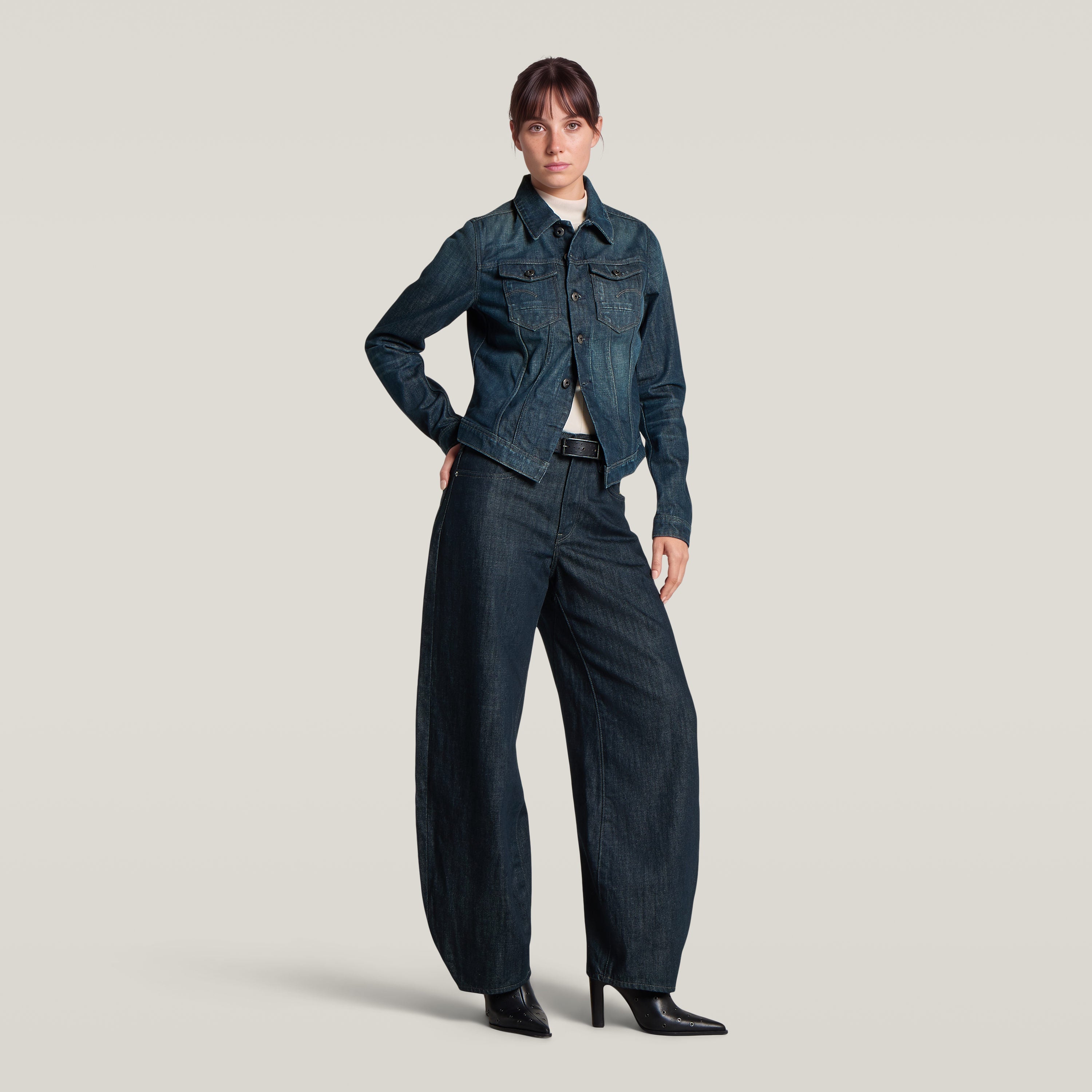Modelo luciendo jeans Barrel 3D Loose, con corte holgado y denim greencast.
