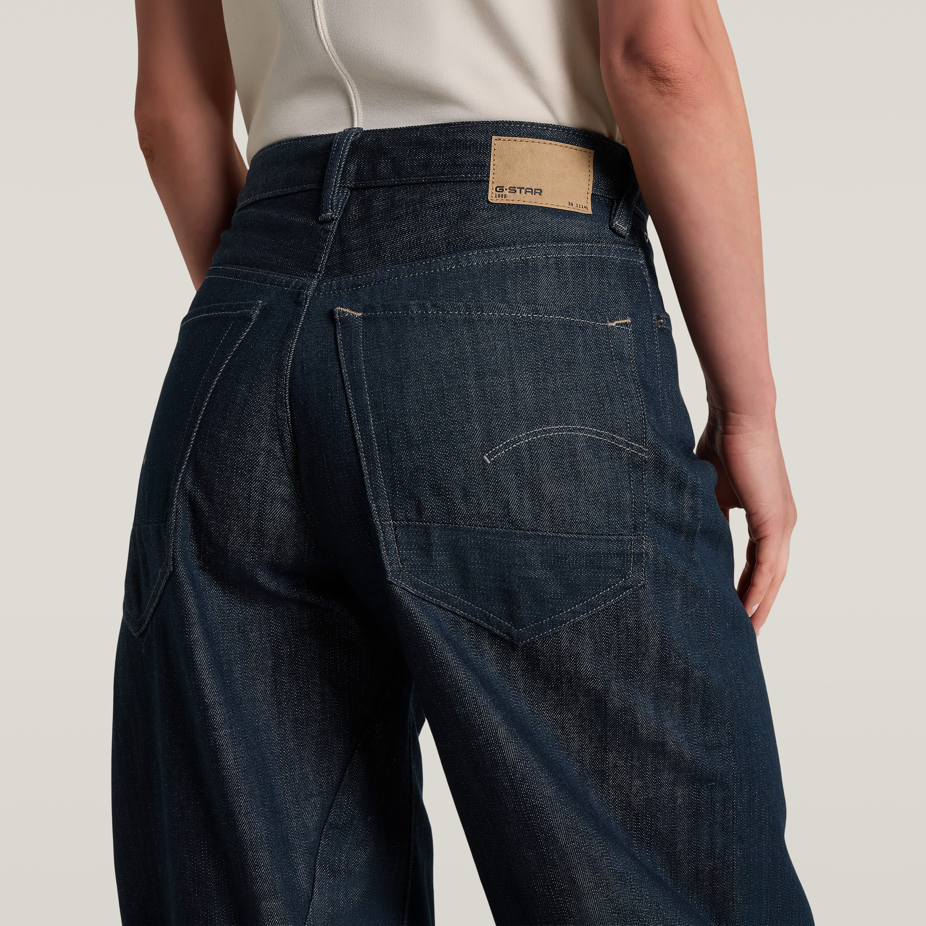 Mujer usando jeans Barrel 3D Loose con corte holgado y etiqueta G-STAR en la parte trasera.